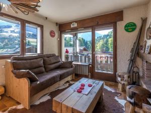 Appartement La Clusaz, 2 pièces, 6 personnes - FR-1-304-111にあるシーティングエリア