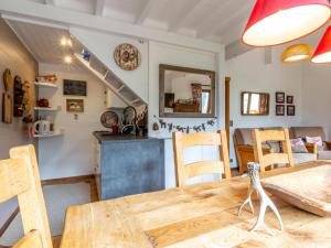 kuchnia i jadalnia z drewnianym stołem i krzesłami w obiekcie Appartement La Clusaz, 4 pièces, 6 personnes - FR-1-304-214 w mieście Clusaz