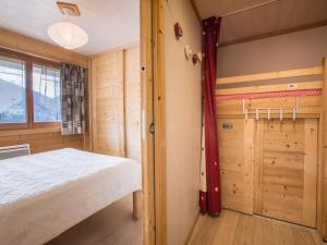 1 dormitorio con cama y ventana en Appartement La Clusaz, 2 pièces, 4 personnes - FR-1-304-105, en La Clusaz