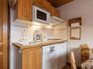 Appartement La Clusaz, 2 pièces, 4 personnes - FR-1-304-54にあるキッチンまたは簡易キッチン