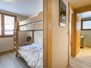 a bedroom with bunk beds in a house at Appartement La Clusaz, 3 pièces, 6 personnes - FR-1-304-271 in La Clusaz