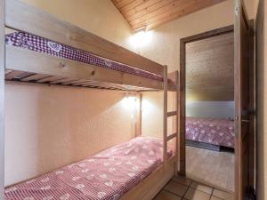 ラ・クリュサにあるAppartement La Clusaz, 2 pièces, 4 personnes - FR-1-304-85の二段ベッド2台と出入り口が備わる客室です。