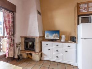 cocina con cómoda blanca y chimenea en Appartement La Clusaz, 2 pièces, 4 personnes - FR-1-304-85, en La Clusaz