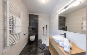 biała łazienka z umywalką i toaletą w obiekcie Hotel Austria - inklusive Joker Card im Sommer w Saalbach Hinterglemm