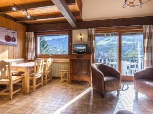 ラ・クリュサにあるAppartement La Clusaz, 4 pièces, 7 personnes - FR-1-304-103のリビングルーム(テーブル、椅子、テレビ付)