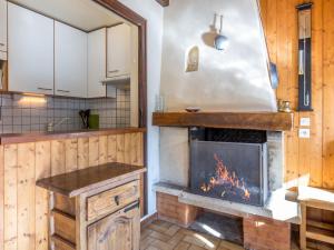 ラ・クリュサにあるAppartement La Clusaz, 4 pièces, 7 personnes - FR-1-304-103のキッチン(コンロ、暖炉付)