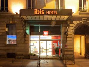 ein Hotel mit einem Schild auf der Vorderseite in der Unterkunft ibis Limoges Centre in Limoges