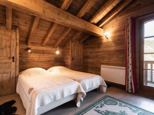 - une chambre avec 2 lits dans une cabane en rondins dans l'établissement Chalet La Clusaz, 5 pièces, 8 personnes - FR-1-304-110, à La Clusaz