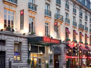 un bâtiment avec un hôtel sur une rue dans l'établissement ibis Limoges Centre, à Limoges