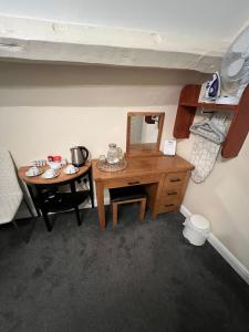 a small room with a table and a mirror at ABBEY HOLIDAY ACCOMMODATiON in Whitby