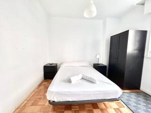 1 dormitorio con 1 cama y 2 mesitas de noche en VibesCoruña - Madariaga 41, en A Coruña