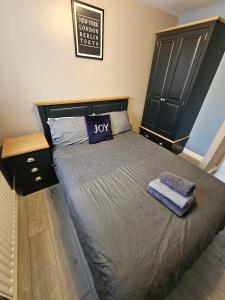 een slaapkamer met een bed met twee handdoeken erop bij Beautiful 'n' Cosy - City Center in Etruria