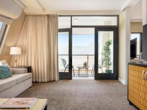 - un salon avec un canapé et une vue sur l'océan dans l'établissement Hotel Sofitel Los Angeles at Beverly Hills, à Los Angeles