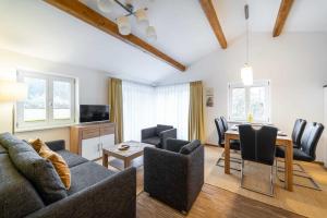 ein Wohnzimmer mit Sofa und Tisch in der Unterkunft Ferienwohnung "Bernstein" im Ostsee-Domizil Sandburg in Kühlungsborn