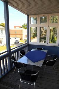 einen blauen Tisch und Stühle auf dem Balkon in der Unterkunft Ferienwohnung "Abendsonne" im Ostsee-Domizil Sandburg in Kühlungsborn + 4 Fotos