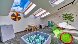 a childrens room with a ball pit and a table at OSTOJA RESIDENCE VIP ze strefą relaksu i pokojem zabaw by Royal Aparts in Szklarska Poręba