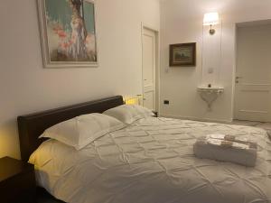 a bed in a bedroom with a picture on the wall at SAVANY B&Apartments in Buscate