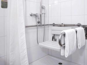 Vannituba majutusasutuses ibis Locarno
