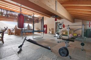 einen Fitnessraum mit mehreren Trainingsgeräten in einem Raum in der Unterkunft Residence Larice Bianco App n2 in Campodolcino