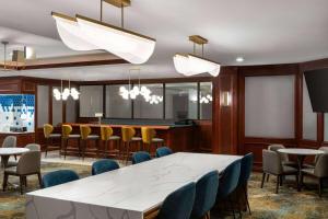 La Quinta by Wyndham Madison American Center في ماديسون: قاعة اجتماعات مع طاولة وكراسي بيضاء