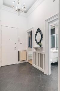 ブダペストにあるNagyDiofa Apartmentの- 白いバスルーム(鏡、シンク付)