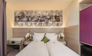 Un dormitorio con una gran cama blanca y una pintura en Best Western Hotel Bad Rappenau, en Bad Rappenau