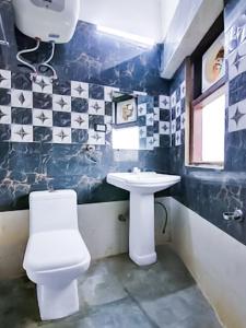 Phòng tắm tại Hotel In South Delhi - Nizamuddin Dargah