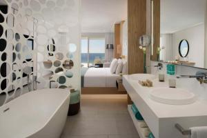 łazienka z łóżkiem, wanną i umywalką w obiekcie Royal Hideaway Corales Beach - Adults Only w Adeje