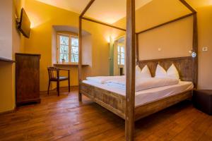 Postel nebo postele na pokoji v ubytování Knast-Hotel Fronfeste + 37 fotografií