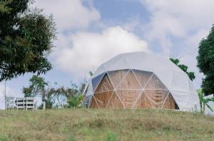 un grand dôme au-dessus d'un champ d'herbe dans l'établissement Dome tent in Elyu will Pool Access for 10 pax, 