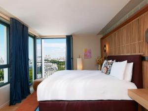 SO/ Paris Hotel客房内的一张或多张床位