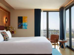 SO/ Paris Hotel客房内的一张或多张床位