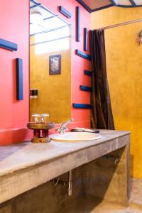 Koupelna v ubytování 75 Paradise Lane Managed by Loft Group + 54 fotografií