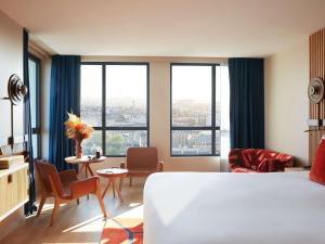 SO/ Paris Hotel客房内的一张或多张床位
