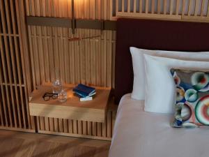 SO/ Paris Hotel客房内的一张或多张床位