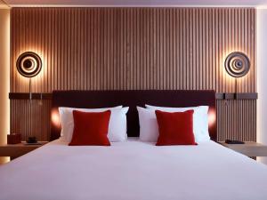 SO/ Paris Hotel客房内的一张或多张床位