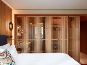 SO/ Paris Hotel客房内的一张或多张床位