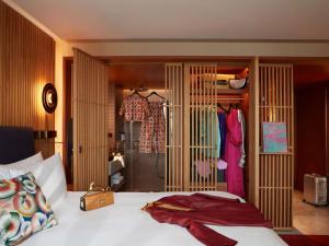 SO/ Paris Hotel客房内的一张或多张床位