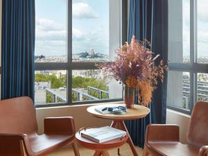 SO/ Paris Hotel的休息区