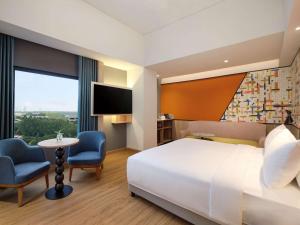 מיטה או מיטות בחדר ב-ibis Styles Serpong BSD City