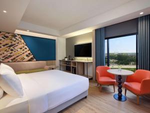 מיטה או מיטות בחדר ב-ibis Styles Serpong BSD City