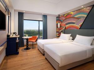 מיטה או מיטות בחדר ב-ibis Styles Serpong BSD City