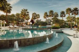 een zwembad met fonteinen in een resort bij One&Only One Za'abeel in Dubai