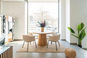 a dining room with a table and chairs at Ona Living Barcelona in Hospitalet de Llobregat