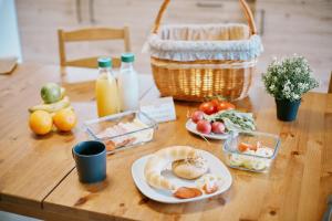 stół z talerzami żywności i kosz produktów w obiekcie Munkácsy Villa - Szekszárd w mieście Szekszárd