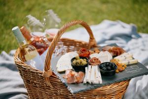 kosz piknikowy z jedzeniem i winem na kocu w obiekcie Munkácsy Villa - Szekszárd w mieście Szekszárd +31 zdjęć