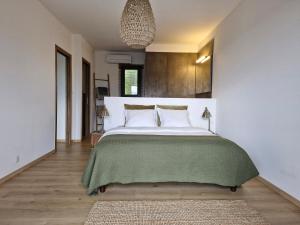 Tempat tidur dalam kamar di NOUVEAUTE! Magnifique villa à 2 minutes des plus belles plages de la rive sud