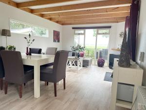 a dining room with a table and chairs at Chalet 560 op Recreatiepark De Wielen in Sint Maarten