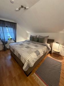 a bedroom with a large bed and a window at Ferienwohnung Forest in Nonnweiler