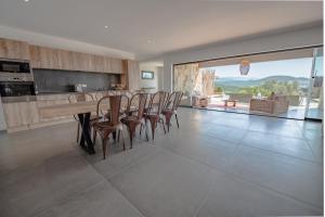 Kuchyň nebo kuchyňský kout v ubytování NOUVEAUTE! Magnifique villa à 2 minutes des plus belles plages de la rive sud